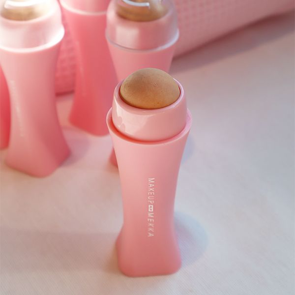 Oil Absorbing Volcanic Roller från Makeup Mekka – bild 3