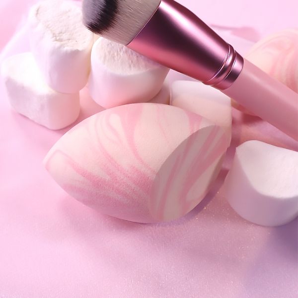 Just Flawless Diagonal Blending Sponge från Makeup Mekka – bild 2