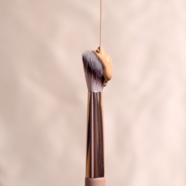 330 Brightening Concealer Brush från Makeup Mekka – bild 3