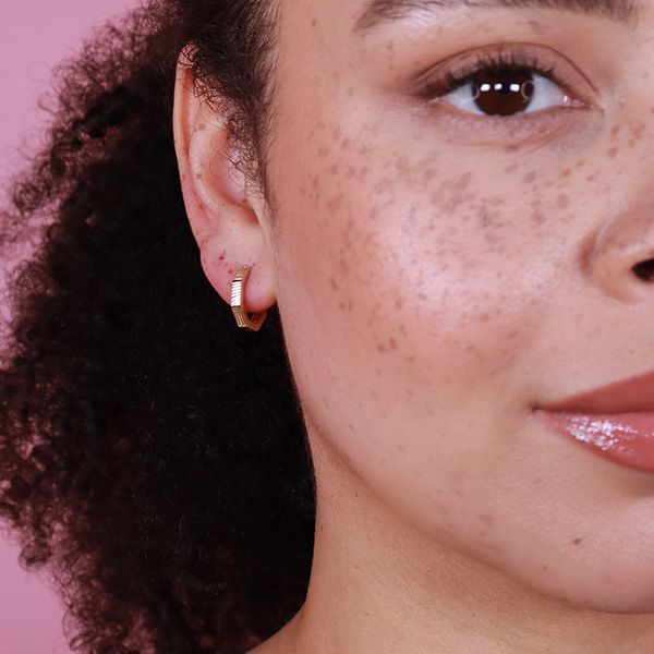Geometric Detail Huggie Hoops från Makeup Mekka – bild 3
