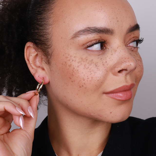 Essential Huggie Hoops från Makeup Mekka – bild 5