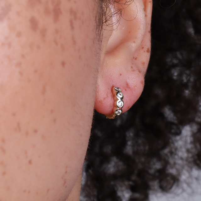 Luxe Loop Huggie Hoops från Makeup Mekka – bild 3